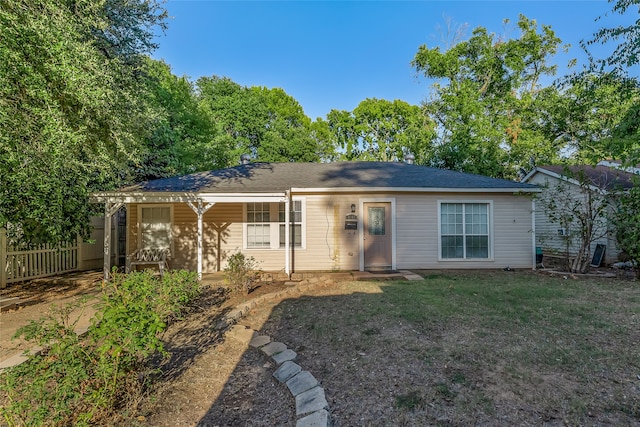 ranch-style home featuring a front lawn