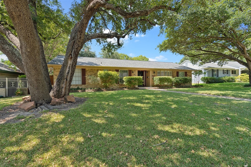 ranch-style house with a front yard