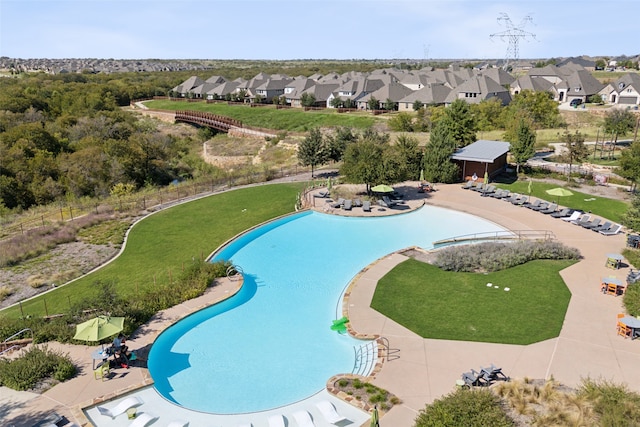 view of swimming pool