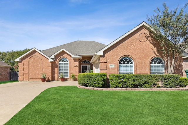 view of front of property featuring a front lawn