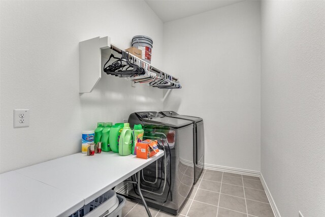 laundry room featuring light tile patterned floors and washing machine and dryer