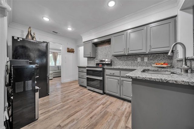 kitchen with sink, stainless steel range with electric stovetop, light hardwood / wood-style flooring, gray cabinets, and crown molding