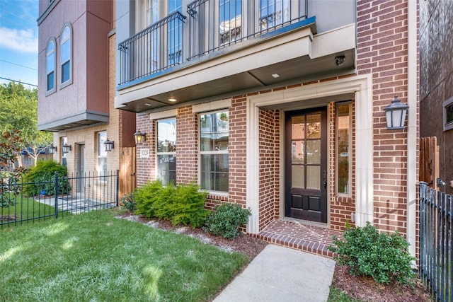 property entrance featuring a yard