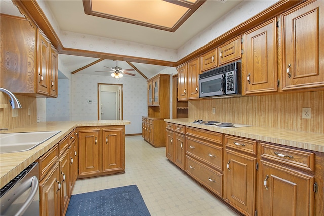 kitchen featuring dishwasher, sink, white electric cooktop, kitchen peninsula, and ceiling fan