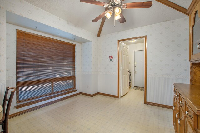 kitchen featuring a kitchen bar, sink, kitchen peninsula, ceiling fan, and double oven