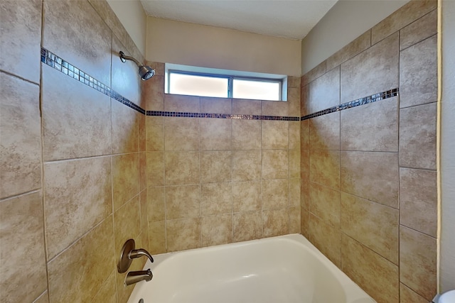 bathroom featuring tiled shower / bath combo