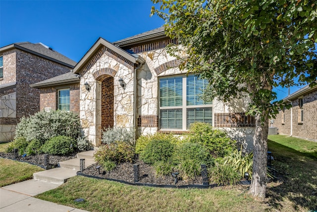 view of front of property with a front lawn