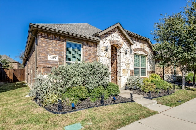 view of front of property with a front yard