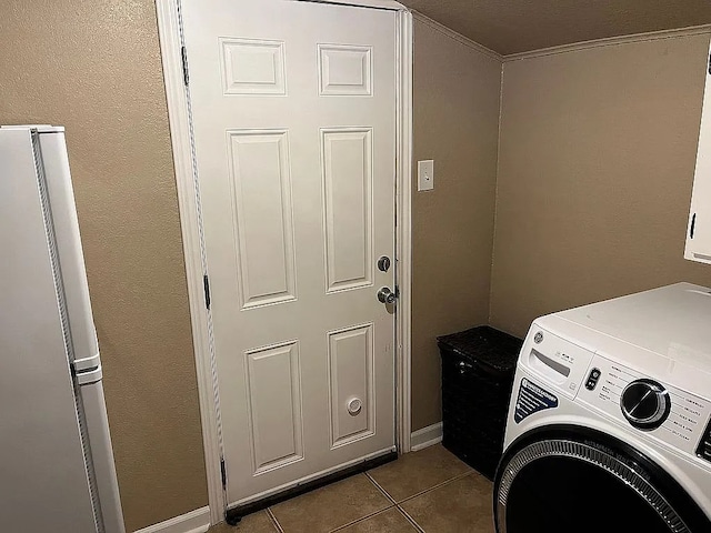 clothes washing area featuring washer / clothes dryer and light tile patterned floors