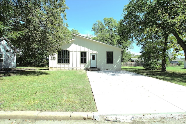 view of front of property with a front yard