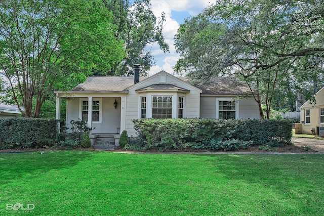 view of front facade with a front lawn and covered porch