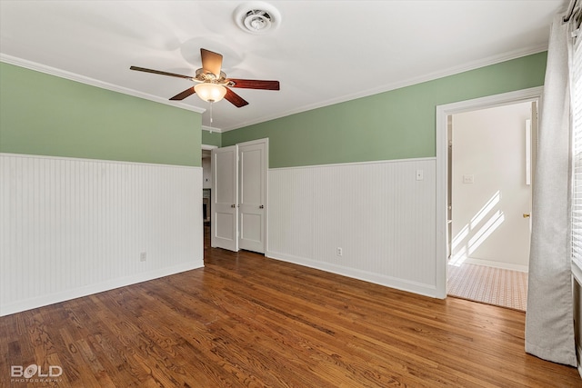 unfurnished room featuring hardwood / wood-style floors, ceiling fan, and ornamental molding