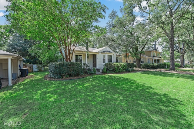 view of front of house featuring a front lawn