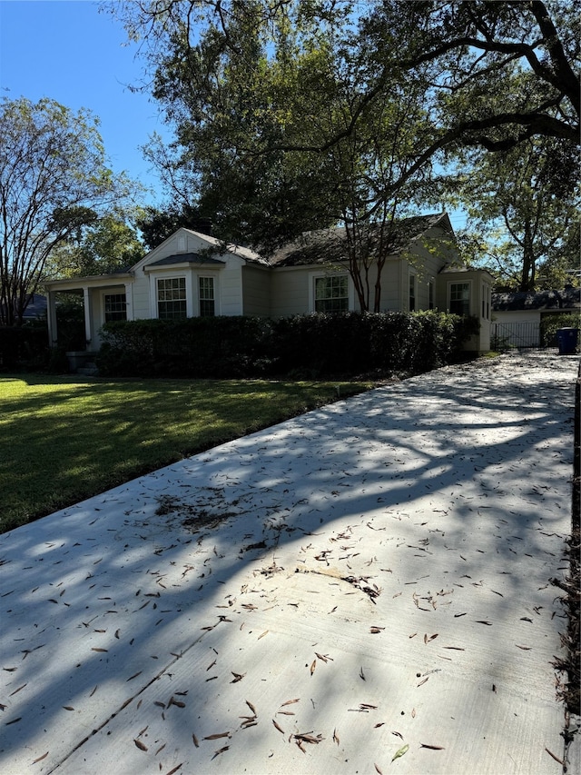 view of front of house with a front yard