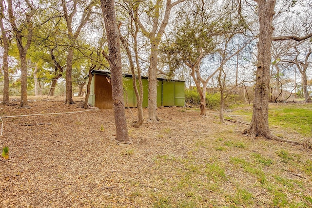 view of yard with a storage shed