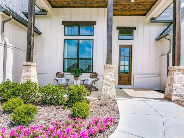 property entrance with covered porch