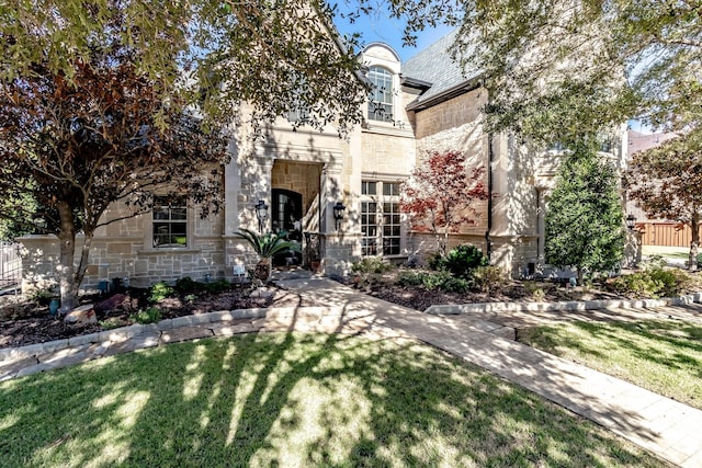 view of front of home with a front yard