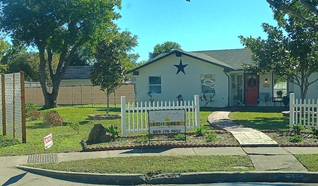 view of front of home featuring a front yard