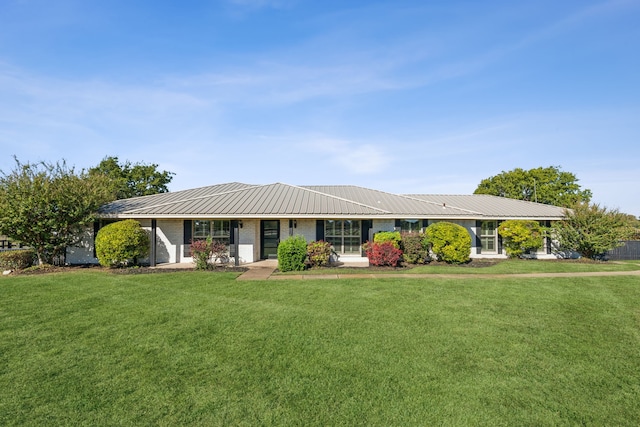 ranch-style house featuring a front lawn