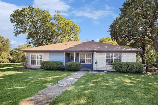 single story home with a front yard