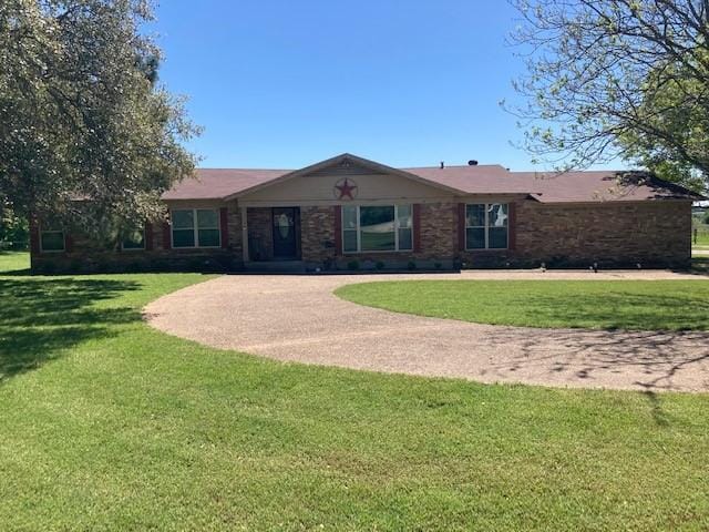 single story home with a front lawn