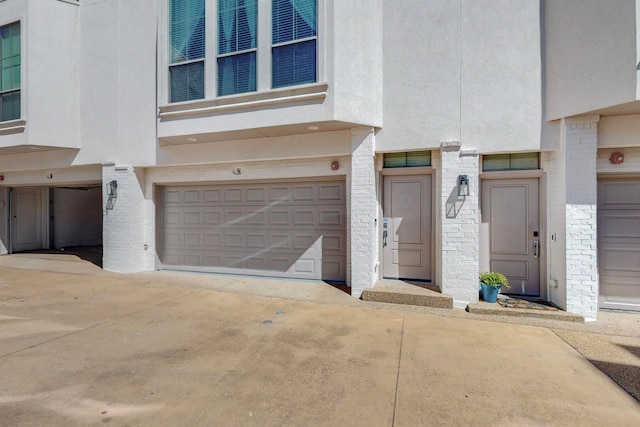 view of front facade featuring a garage