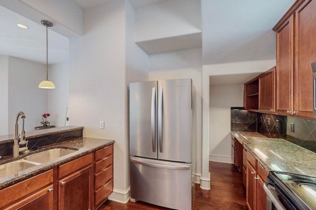 kitchen with sink, tasteful backsplash, dark hardwood / wood-style floors, appliances with stainless steel finishes, and decorative light fixtures