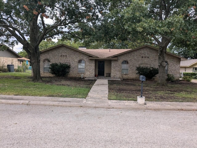 view of front of house featuring a front lawn