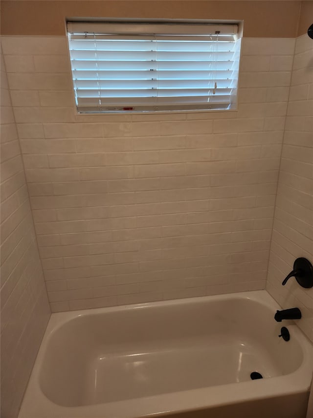 bathroom with tiled shower / bath combo