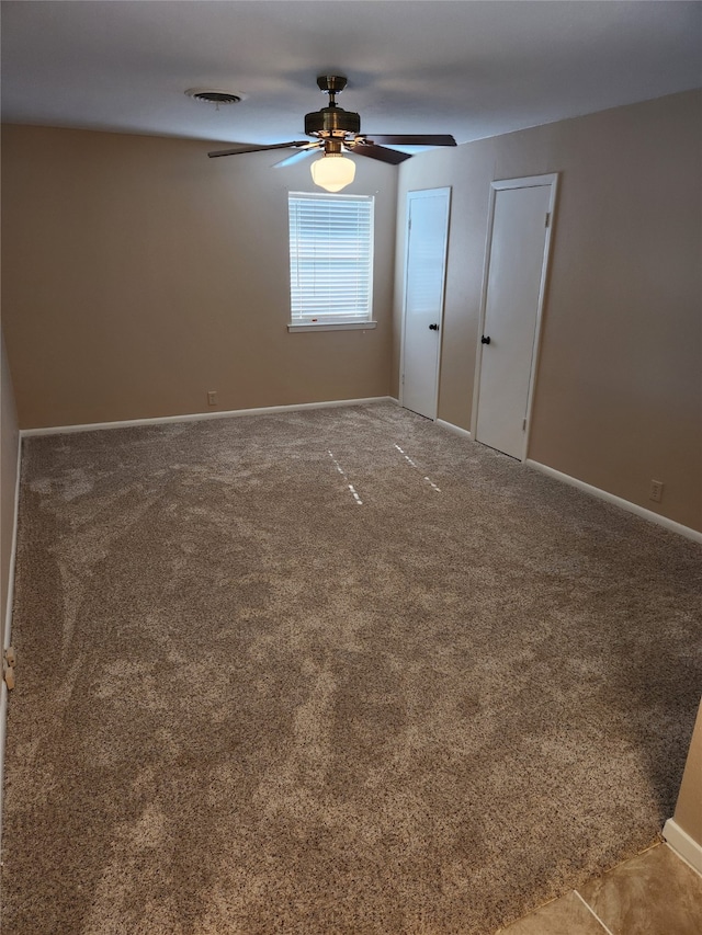 carpeted empty room featuring ceiling fan