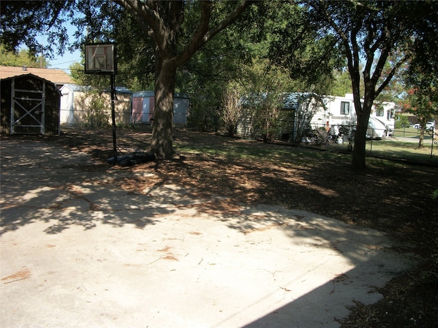 view of yard with a storage shed