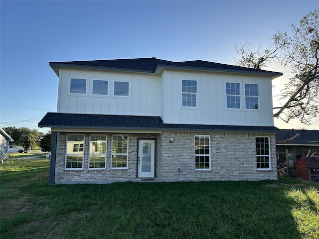 view of front of property featuring a front yard