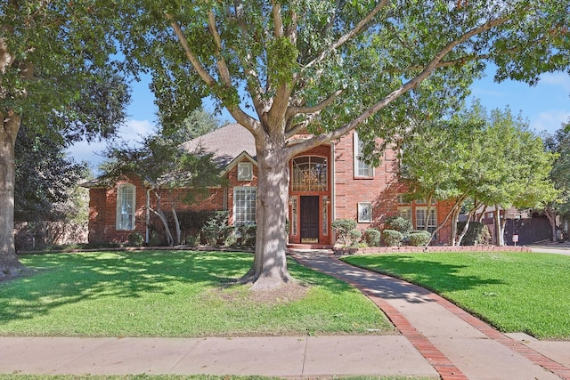 view of front facade featuring a front lawn