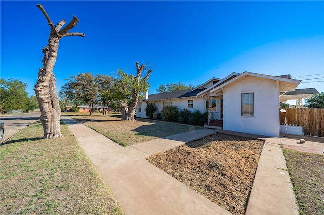 view of front of home featuring a front lawn