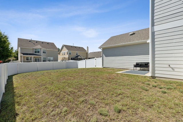 view of yard featuring a patio