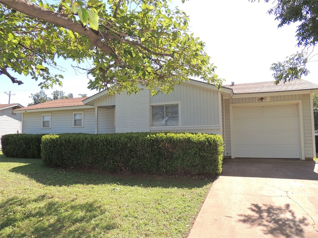 view of front of property featuring a front lawn and a garage