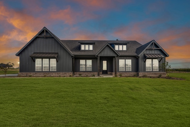 view of front of house featuring a lawn