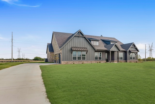 view of front facade featuring a front yard