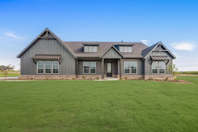 view of front of property with a front yard