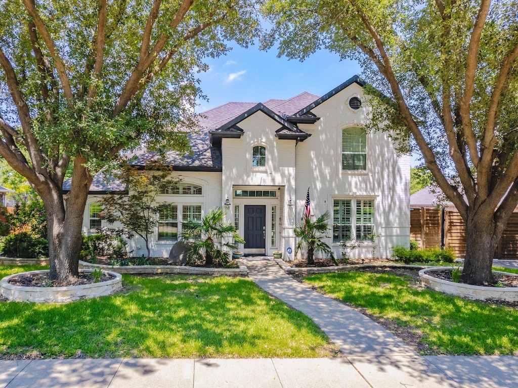 view of front of home featuring a front lawn