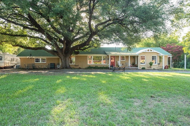 single story home featuring a front yard