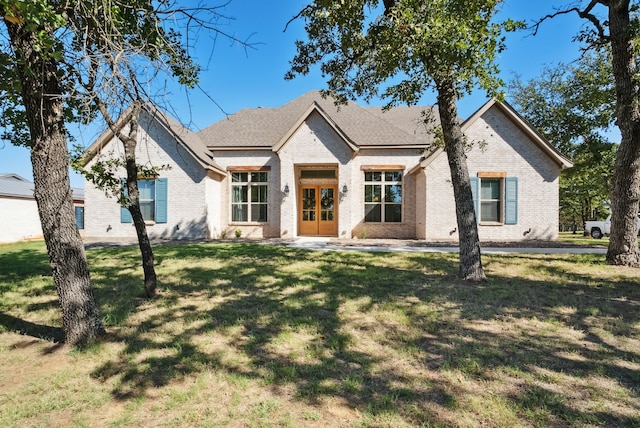 view of front of home featuring a front lawn