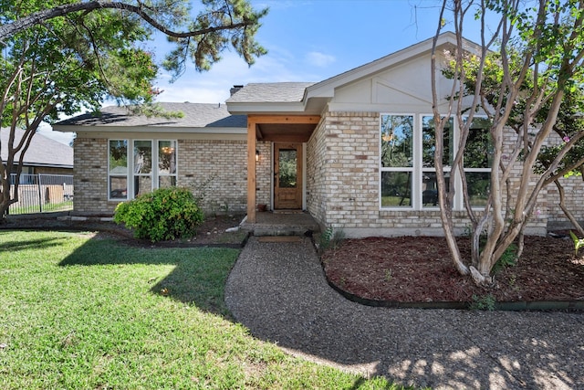 view of front facade featuring a front lawn