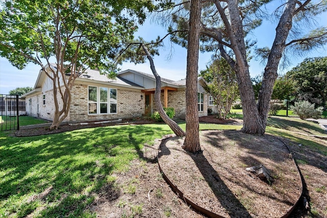 ranch-style house featuring a front yard