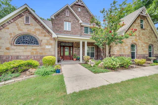 view of front of house featuring a front lawn