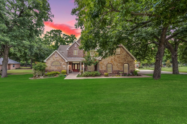 view of front of home featuring a yard