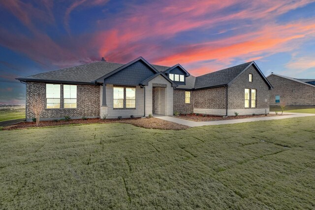 view of front of property featuring a front lawn