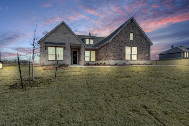 view of front facade with a front yard