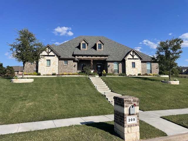 view of front of home featuring a front yard