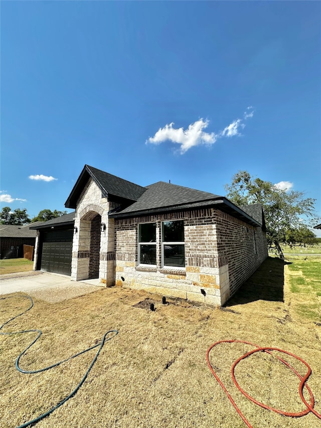 view of front of house featuring a garage and a front yard